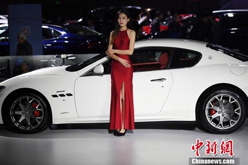 11月9日，2017第14屆中國西南（昆明）國際汽車博覽會在昆明滇池國際會展中心開展，市民欣賞了一場汽車盛宴。會展現(xiàn)場還展出了新能源汽車及機車。<a target='_blank' href='http://www.chinanews.com/'>中新社</a>記者李進紅攝