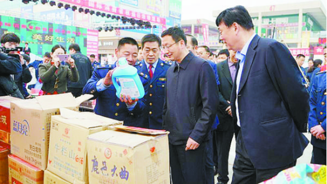項城市消協(xié)、市工商局舉行國際消費者權(quán)益日宣傳活動