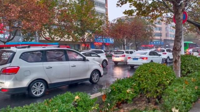 雨中道路擁堵，市民可繞行！