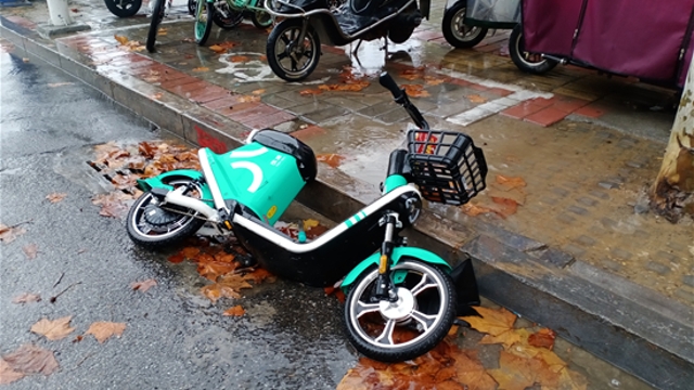 請(qǐng)把車子放好吧！