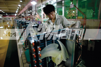 2010年5月10日，珠海格力電器工廠里，工人正在流水線上生產(chǎn)家用空調(diào)（方迎忠）