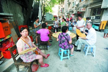 昨日，沙坪壩渝碚路，停電后市民來到院壩里乘涼。記者 張路橋 實(shí)習(xí)生 陳超 攝
