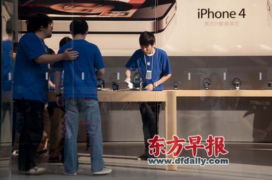 不少蘋果零售店柜臺人員說,現(xiàn)在iPhone 4很缺貨。早報記者 王炬亮 實習(xí)生 楊深來 圖 不少蘋果零售店柜臺人員說,現(xiàn)在iPhone 4很缺貨。早報記者 王炬亮 實習(xí)生 楊深來 圖