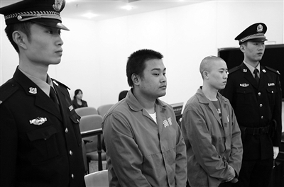 吳澤西（光頭者）與雷雨聲在庭上受審。通訊員 李森 攝