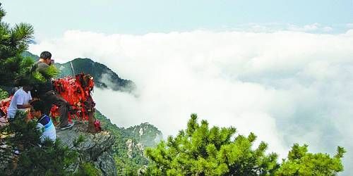  廬山云霧變幻莫測(cè)，常常轉(zhuǎn)瞬間便換了模樣。